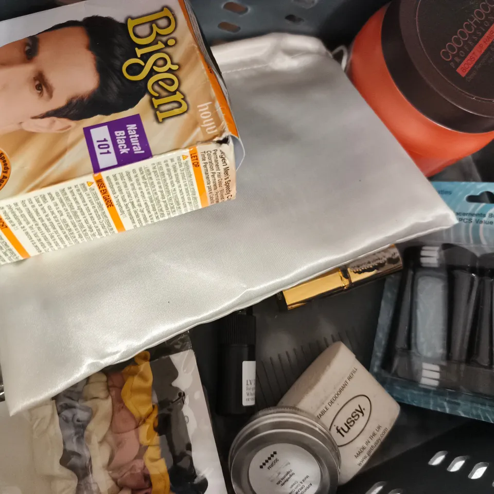 APPROX 12 ASSORTED BEAUTY PRODUCTS TO INCLUDE TROPIC DEODORANT SET, OLAY DAY CREAM, OLAY NIGHT CREAM, ETC