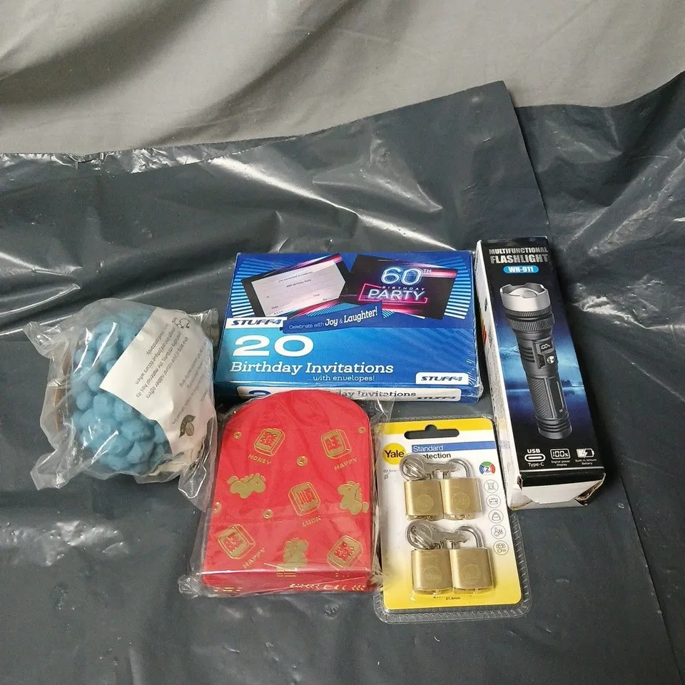 APPROXIMATELY 15 ASSORTED HOUSEHOLD ITEMS TO INCLUDE BIRTHDAY INVITATIONS, FLASH LIGHT, PADLOCKS, MONEY ENVELOPES, DOG CHEW TOY ETC