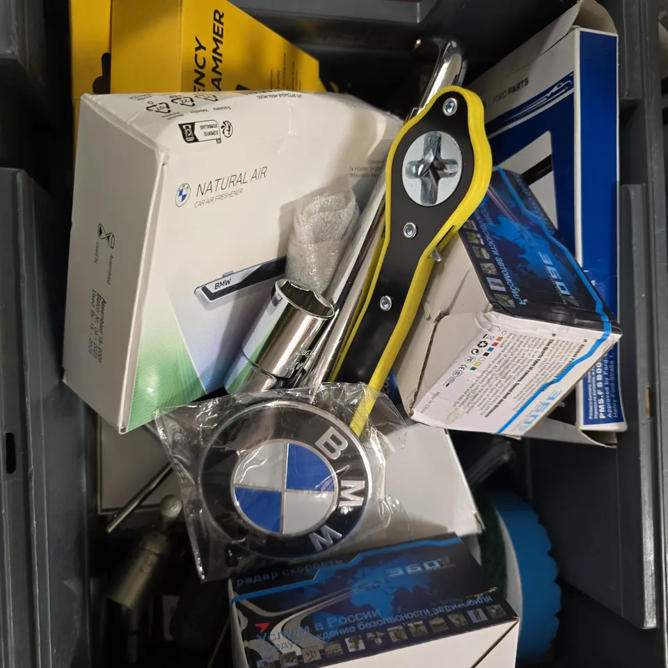 APPROXIMATELY 10 ASSORTED CAR ACCESSORIES TO INCLUDE TOOLS, CAR BADGE AND RADAR DETECTOR   - ETC - COLECTION ONLY