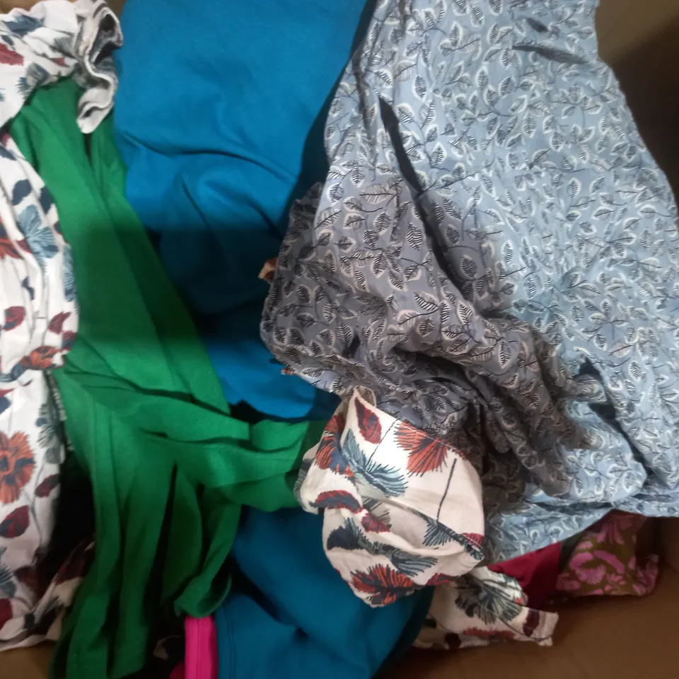 BOX OF APPROXIMATELY 15 ASSORTED CLOTHING AND FASHION ITEMS IN VARIOUS STYLES AND SIZES TO INCLUDE WHITE STUFF, SEASALT, ETC