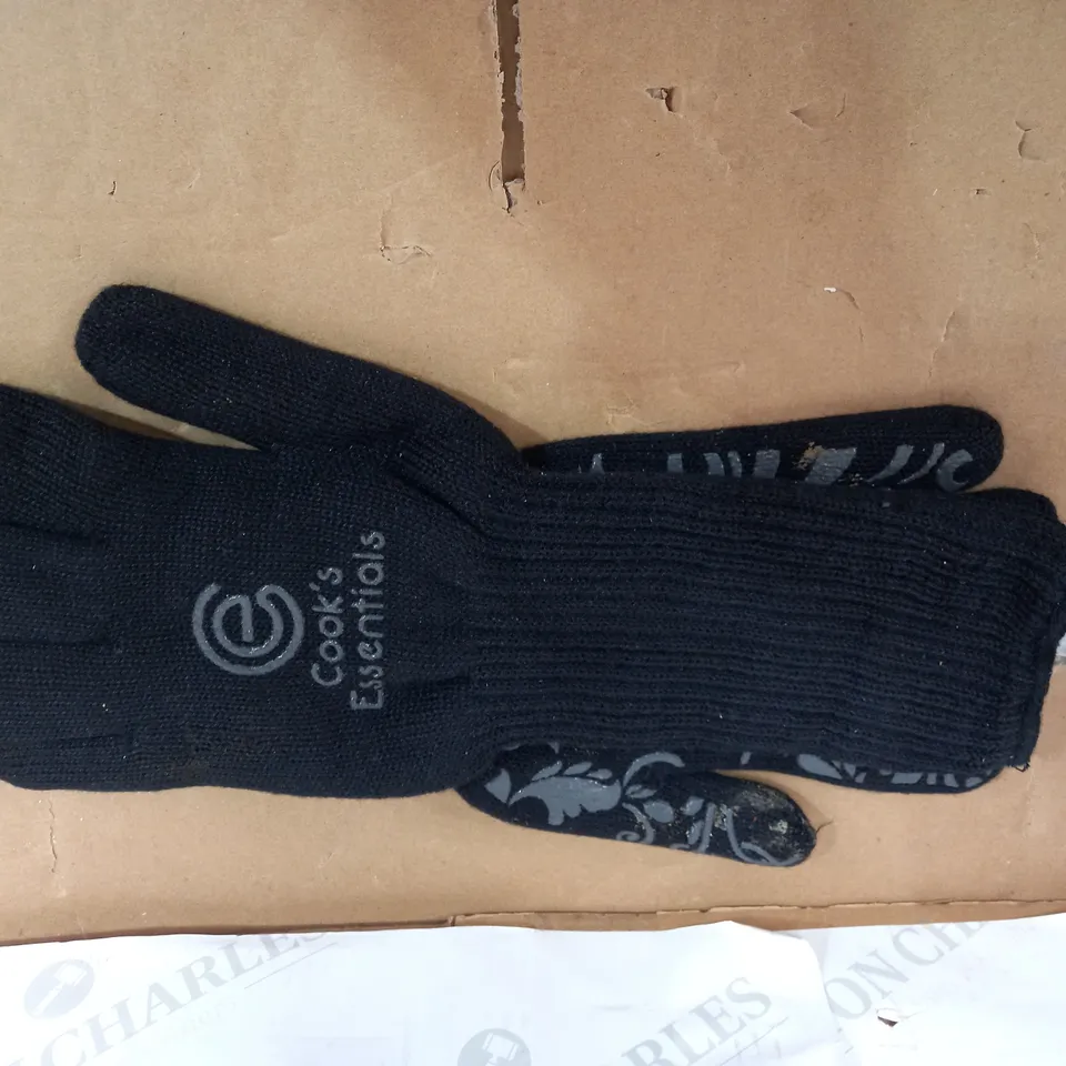 COOK'S ESSENTIALS PAIR OF FLEXIBLE OVEN GLOVES WITH SILICONE GRIP DESIGN