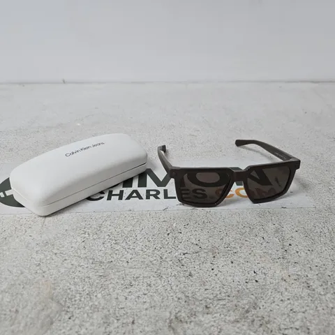 CALVIN KLEIN JEANS SUNGLASSES IN CASE
