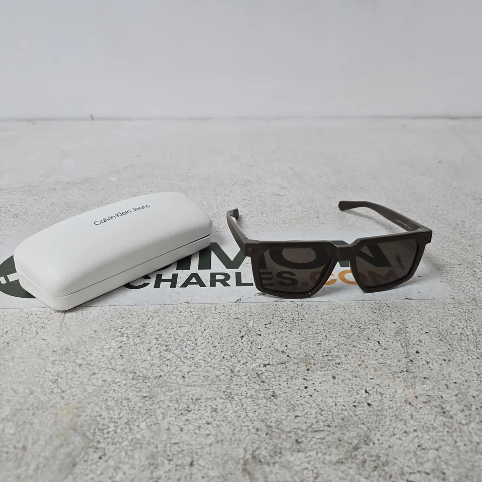 CALVIN KLEIN JEANS SUNGLASSES IN CASE
