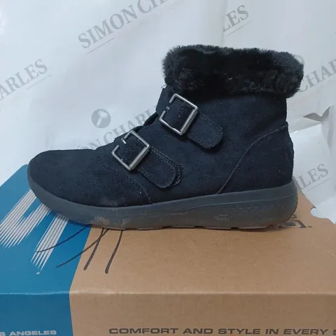 BOXED SKECHERS WINTER ON THE GO FAUX FUR TRIM BOOTS, BLACK - SIZE 4.5
