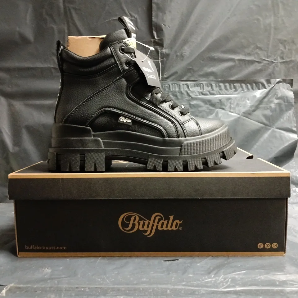 BOXED PAIR OF BUFFALO ASPHA NC MID ANKLE BOOTS IN BLACK SIZE UK 5