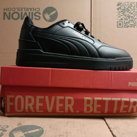 BOXED PAIR OF PUMA SHUFFLE DOWNTOWN TRAINERS IN BLACK/GOLD SIZE UK 8