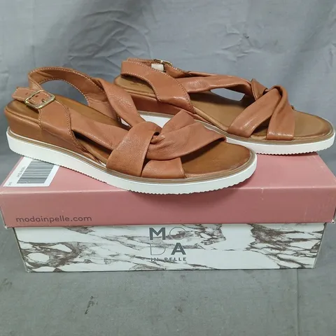BOXED PAIR OF MODA IN PELLE OLANNA TWISTED STRAP WEDGE SANDALS IN TAN SIZE 7