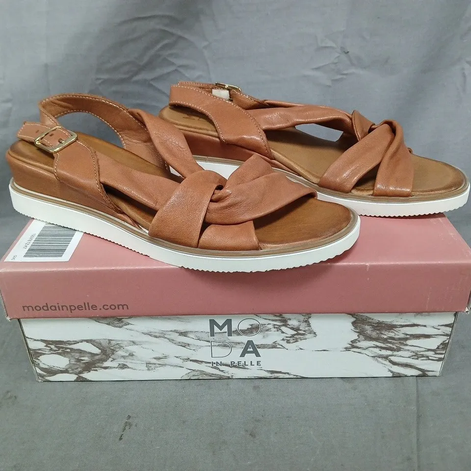 BOXED PAIR OF MODA IN PELLE OLANNA TWISTED STRAP WEDGE SANDALS IN TAN SIZE 7