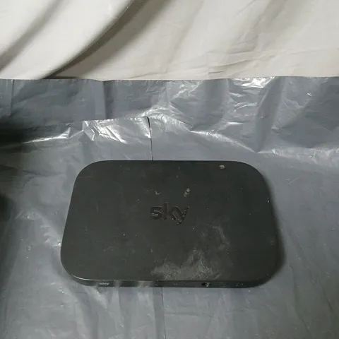 APPROXIMATELY 10 ASSORTED ELECTRICAL ITEMS INCLUDING SKY ROUTER AND SKY REMOTE 