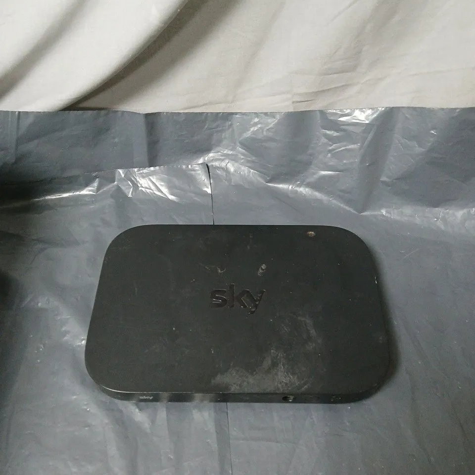 APPROXIMATELY 10 ASSORTED ELECTRICAL ITEMS INCLUDING SKY ROUTER AND SKY REMOTE 