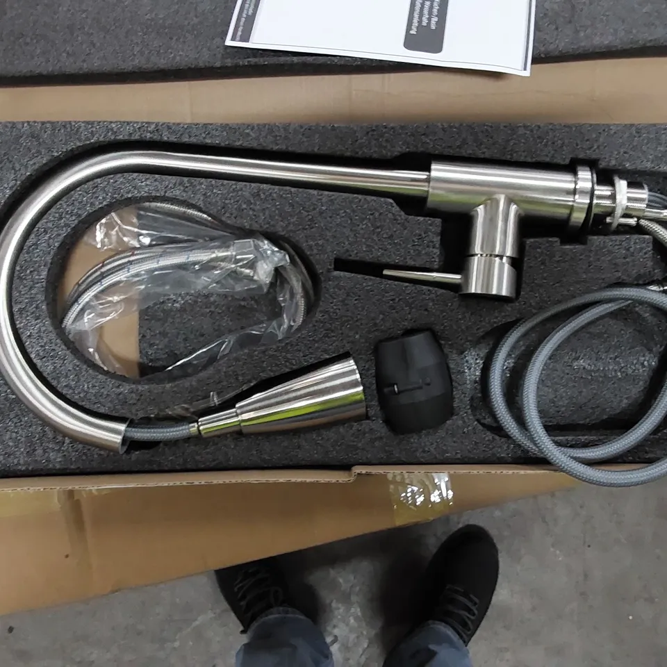 BOXED MOSELEY PULL OUT TOUCHLESS SINGLE LEVER SHOWER HEAD (1 BOX)