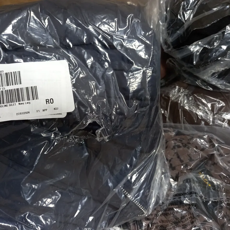 APPROXIMATELY 20 ASSORTED ITEMS OF CLOTHING TO INCLUDE SKECHERS HOODED TOP SIZE L, BEN DE LISI JUMPER SIZE M, FRANK USHER JUMPER SIZE L/XL