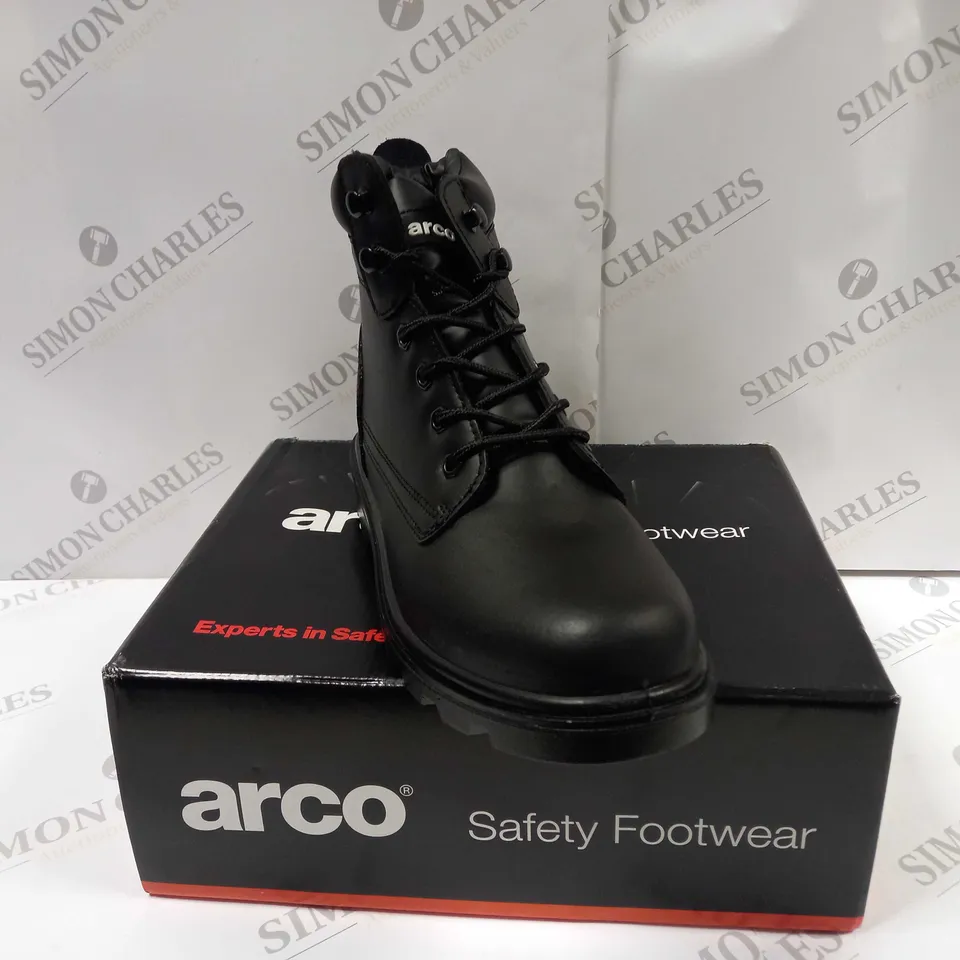 BOXED PAIR OF ARCO SAFETY FOOTWEAR UK SIZE 8