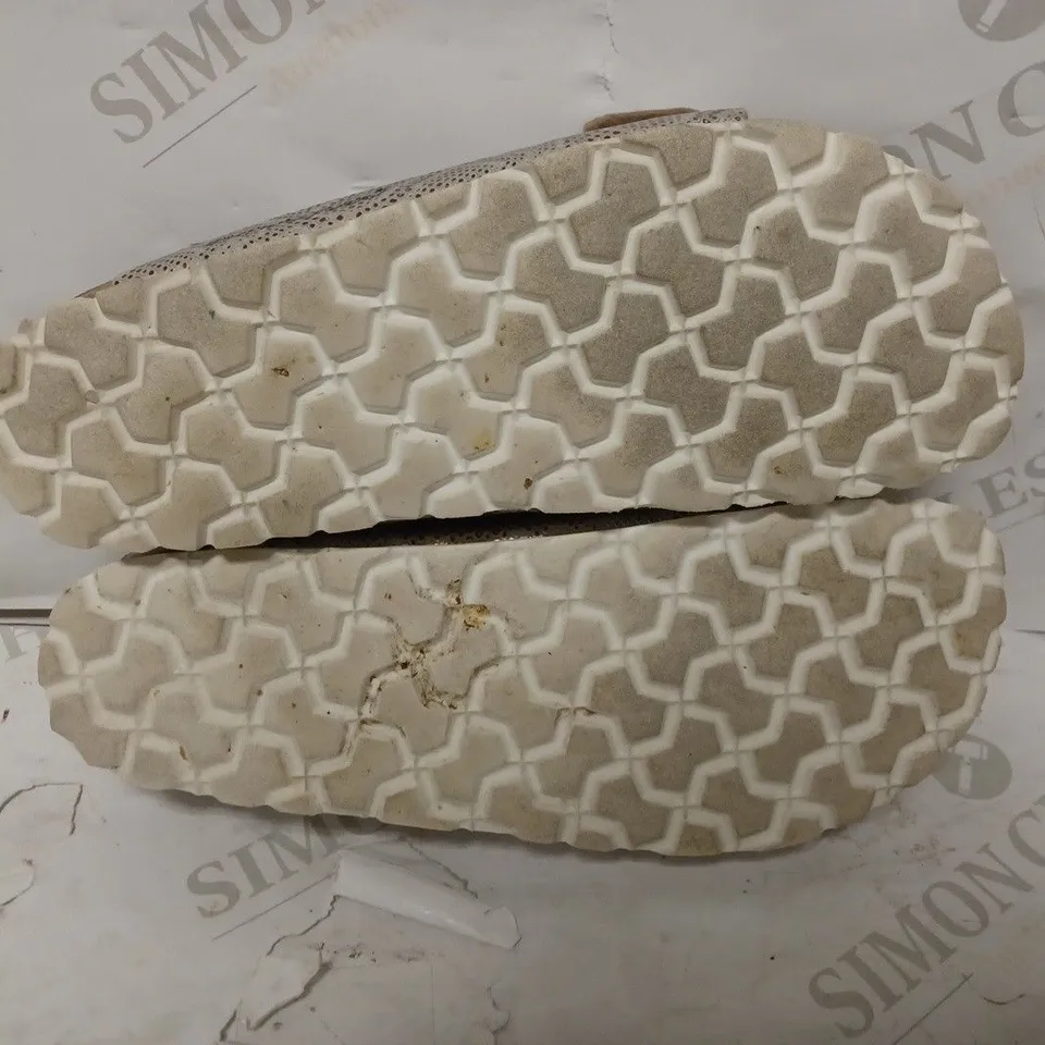 BOXED PAIR OF BONOVA SNAKE DOUBLE STRAP FOOTBED SANDALS IN SILVER EFFECT SNAKE SKIN PATTERN UK SIZE 5