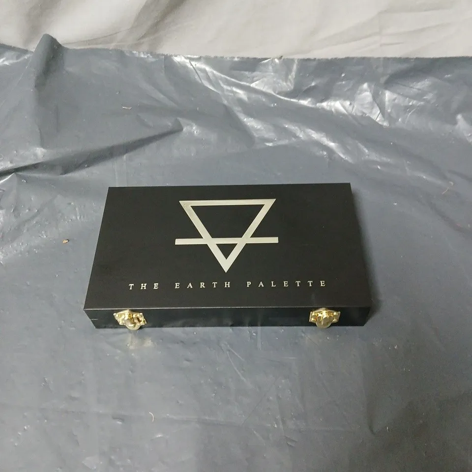 CHARLIE BETTY BEAUTY PIGMENT AND GLITTER PALETTE BOXED