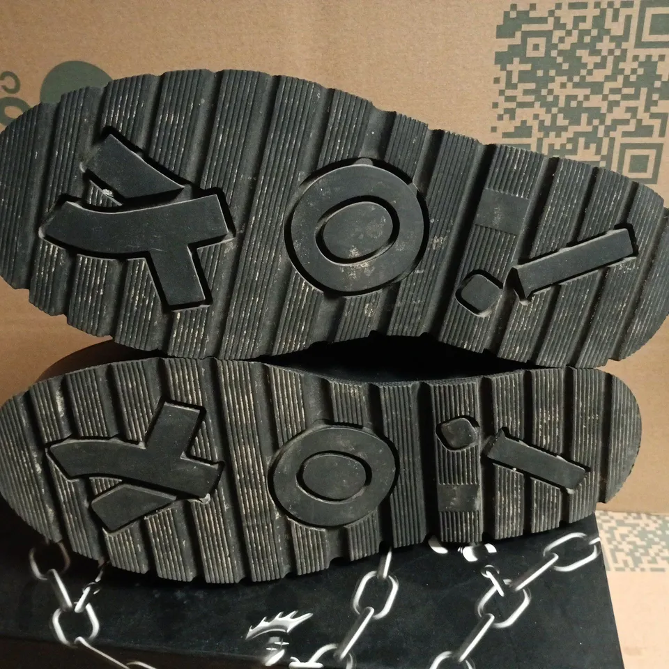 BOXED KOI ALLSANDER MENS PLATFORM TRAINERS IN BLACK - UK 9