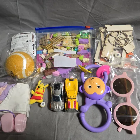 APPROXIMATELY 5 ASSORTED TOYS AND GAMES TO INCLUDE TOY CARS, BABY RATTLE AND LEGO 