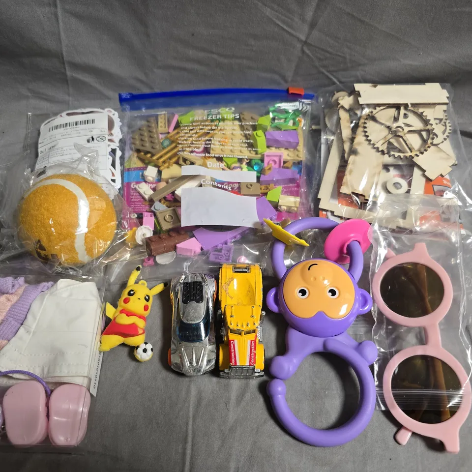 APPROXIMATELY 5 ASSORTED TOYS AND GAMES TO INCLUDE TOY CARS, BABY RATTLE AND LEGO 