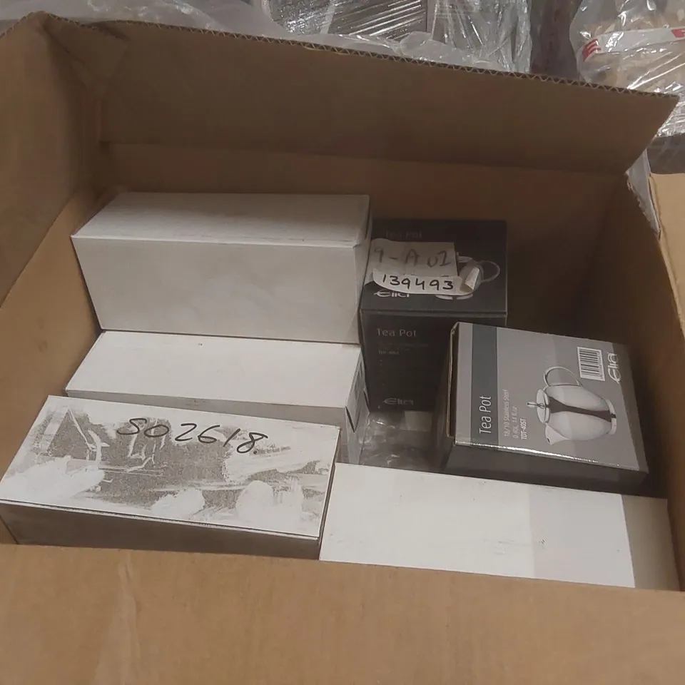 PALLET CONTAINING A VERY LARGE QUANTITY OF ASSORTED CATERING PRODUCTS INCLUDING: MANUAL SALAD SPINNERS, TEAPOTS, BEVERAGE DECANTER, ASSORTED DINNERWARE, JUGS ECT