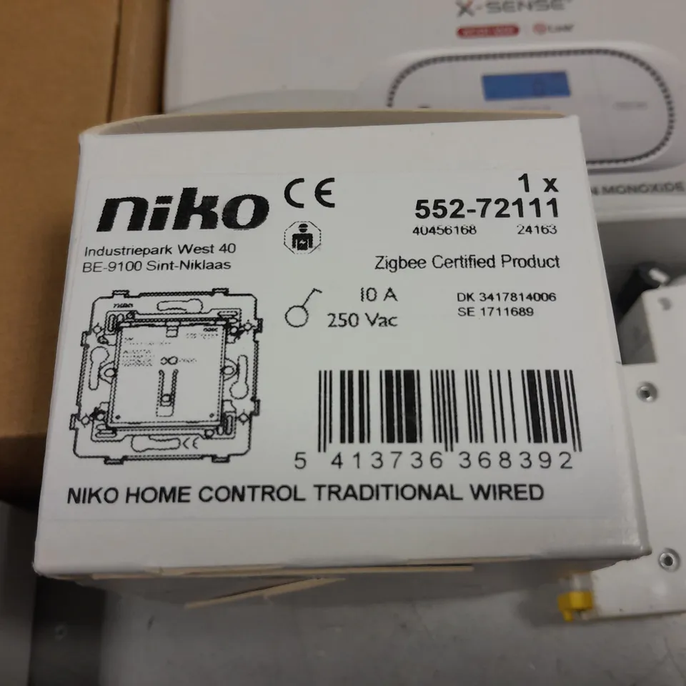 LOT OF 10 ASSORTED TECH ITEMS TO INCLUDE TRIO SMART ENERGY DISPLAY, X-SENSE CARBON MONOXIDE ALARM AND NIKO HOME CONTROL