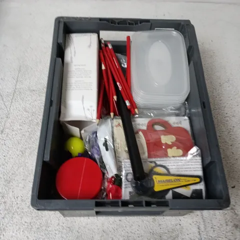 BOX CONTAINING A MIX OF APPROXIMATELY 15 ASSORTED HOUSEHOLD ITEMS INCLUDING TUPPERWARE, CHRISTMAS DECORATIONS ETC. 