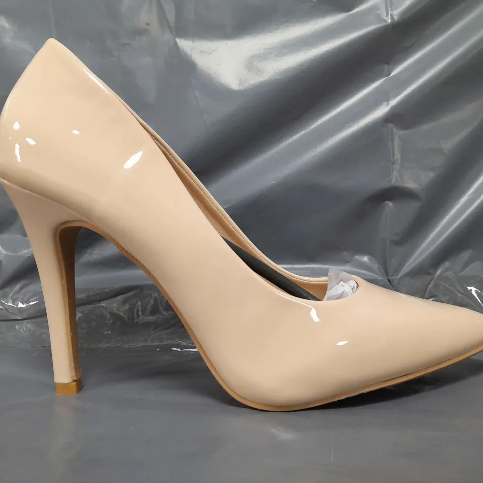 BOXED PAIR OF GIZELLE POINTED TOE HEELED SHOES IN BEIGE EU SIZE 40