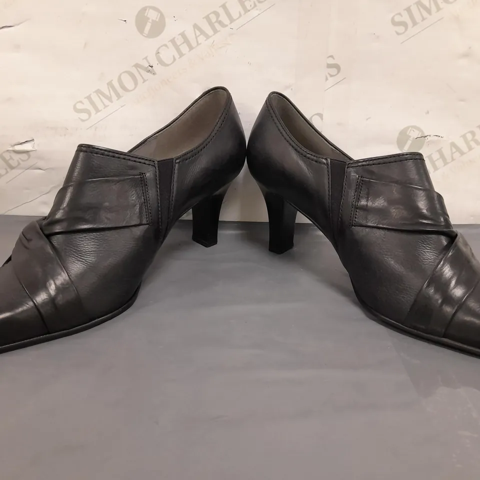BOXED PAIR OF GABOR POINTED TOE HEELED SLIP0ON SHOES IN BLACK UK SIZE 6