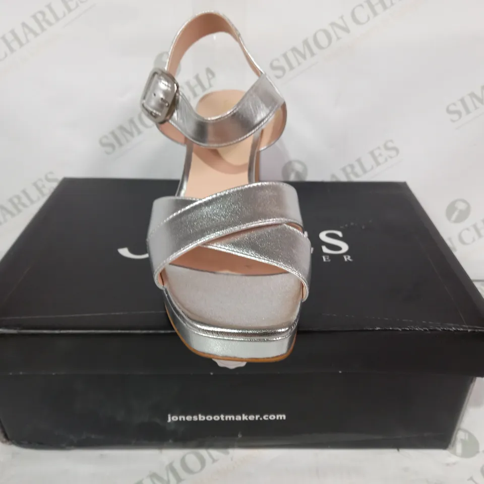 BOXED PAIR OF JONES OPEN TOE BLOCK HEEL SANDALS IN METALLIC SILVER UK SIZE 6