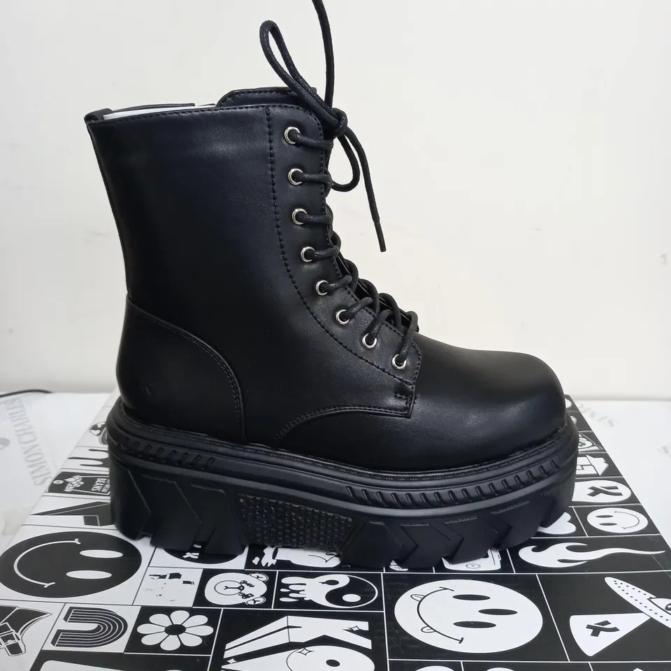 BRAND NEW BOXED PAIR OF KOI VEGAN LEATHER TALWAR CHUNKY STOMPER BOOTS IN BLACK UK SIZE 3