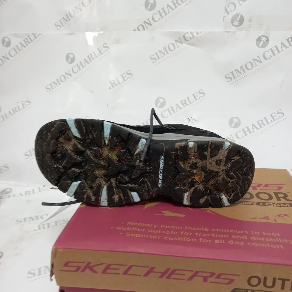 BOXED PAIR OF SKECHERS OUTDOOR SHOES SIZE UK 7