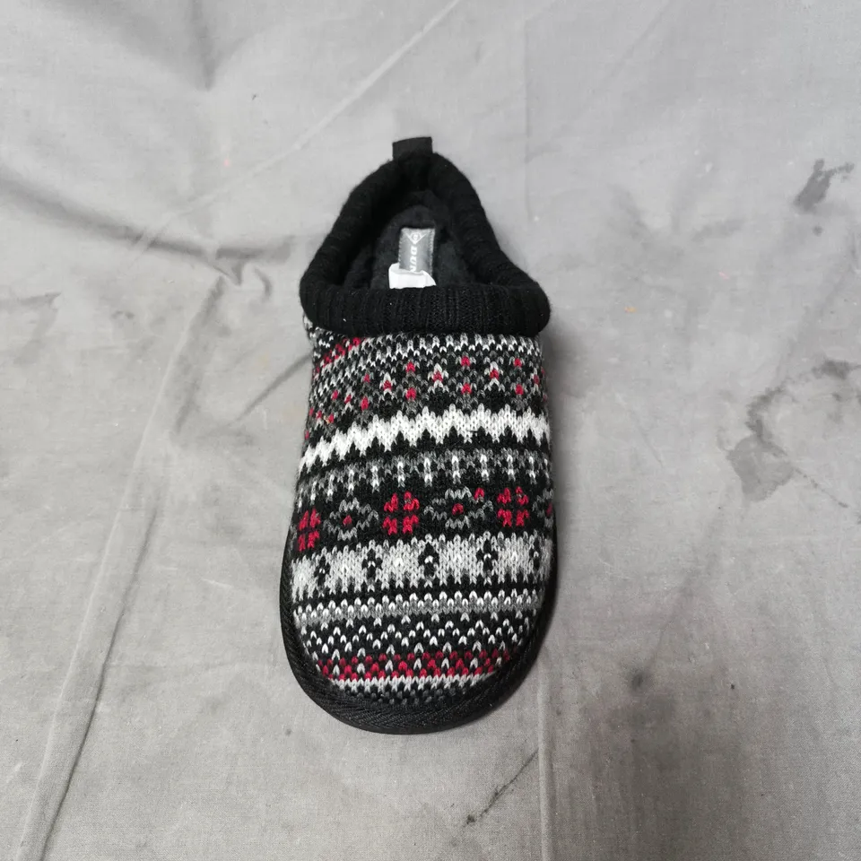 DUNLOP KNIT PATTERN SLIPPERS – BLACK/WHITE/RED UK SIZE 7