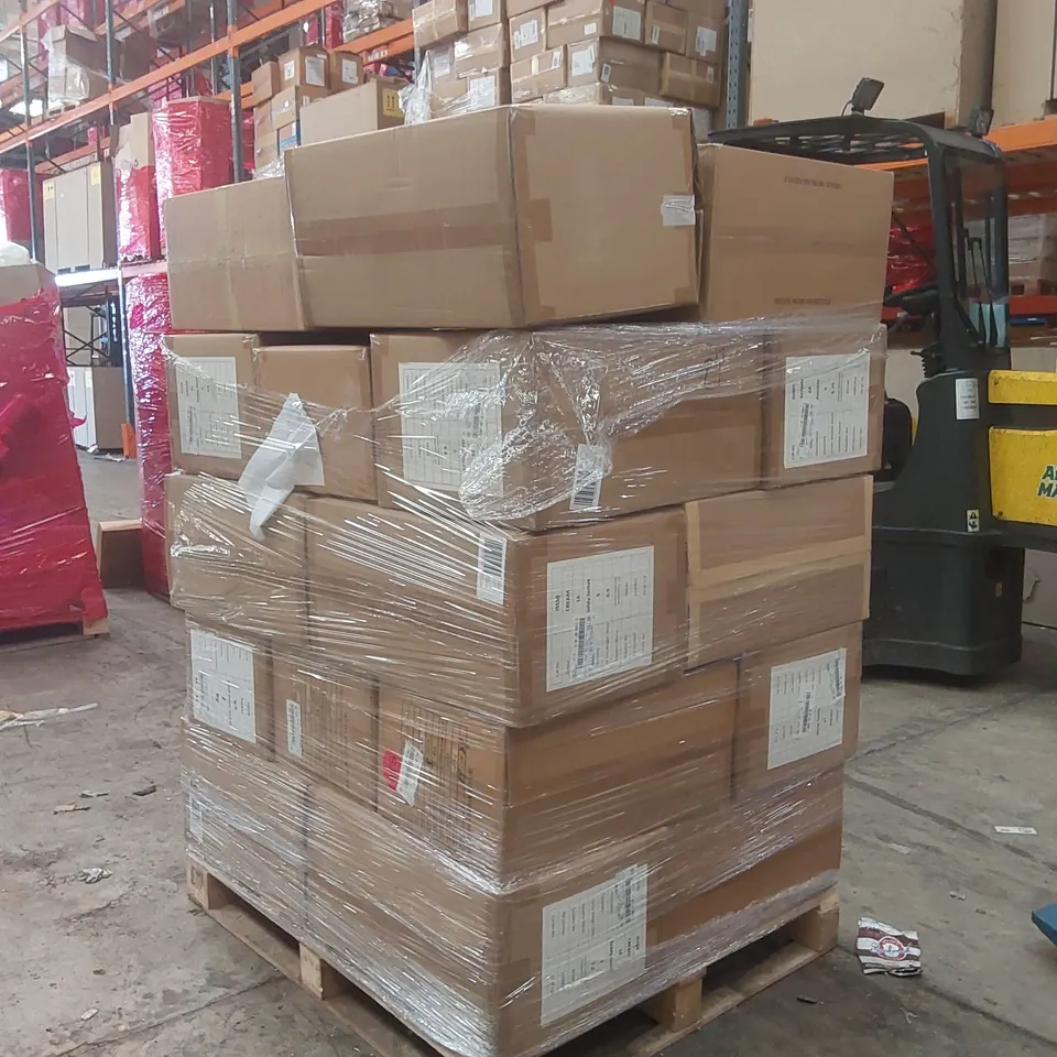 PALLET CONTAINING APPROXIMATELY 130x BRAND NEW ASSORTED DESIGNER CLOTHING ITEMS INCLUDING: SIMPLY BE JACKETS ECT