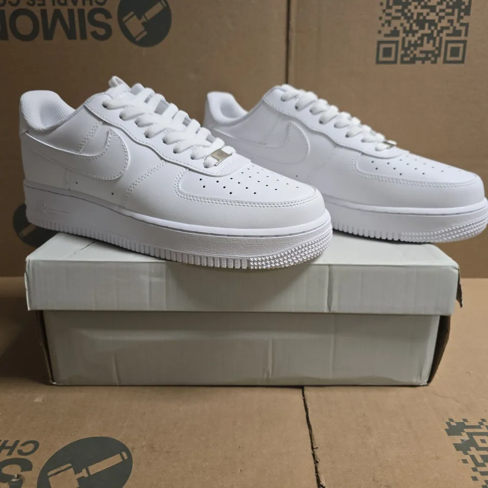 BOXED PAIR OF NIKE AIR FORCE 1 '07 SHOES IN WHITE SIZE UK 9