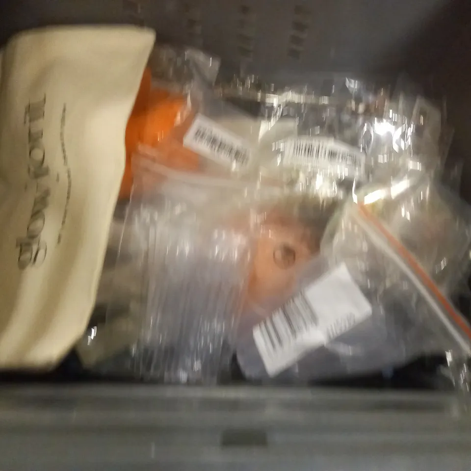 LOT OF APPROXIMATELY 20 ASSORTED HEALTH AND BEAUTY ITEMS TO INCLUDE SLEEP MASH, TRAVEL BAGS, HAIR CLIPS AND UVLED NAIL LAMP