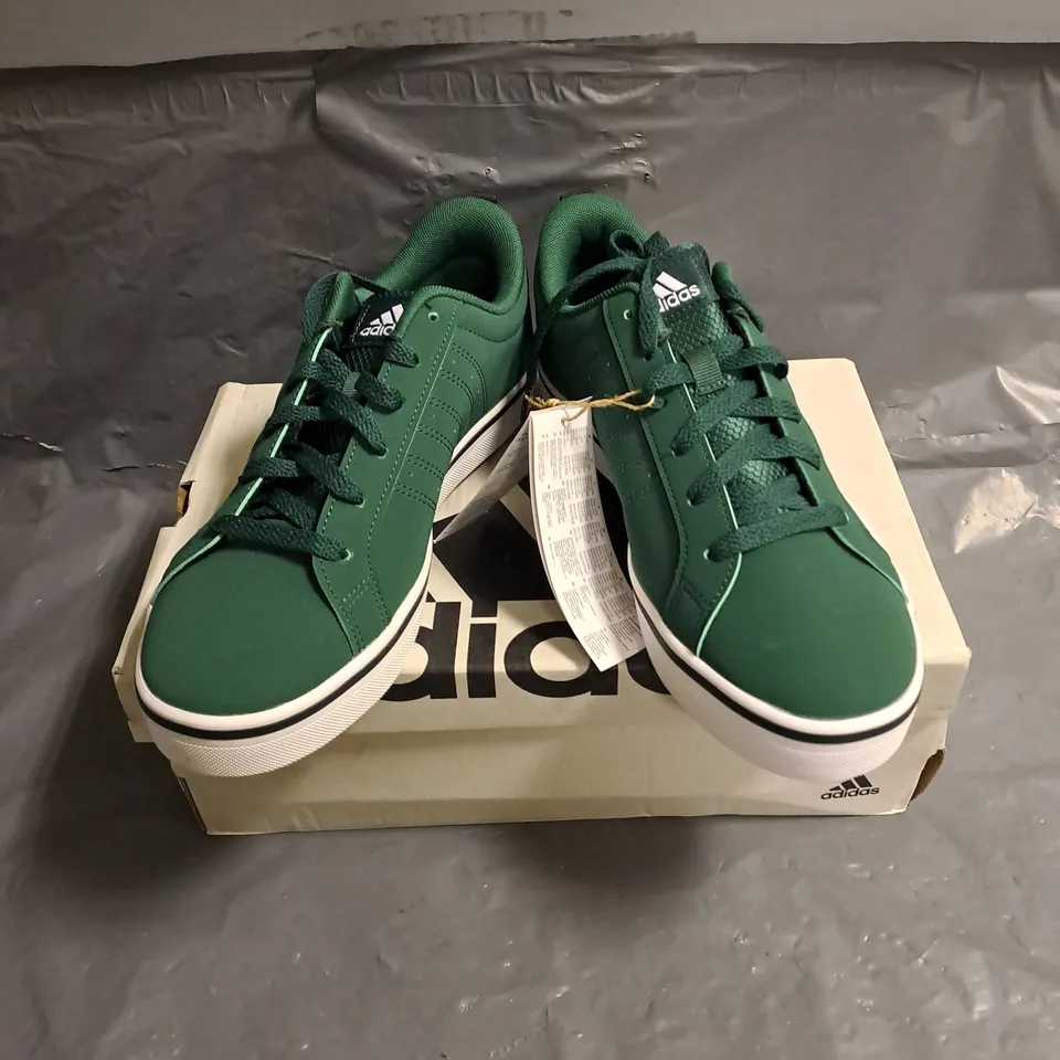 BOXED PAIR OF ADIDAS VS PACE 2.0 TRAINERS IN GREEN/WHITE SIZE UK 7
