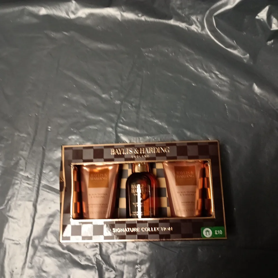 BOX OF APPROXIMATELY 6 ASSORTED COSMETIC BOXSETS TO INCLUDE:2X BAYLIS AND HARDING SETS