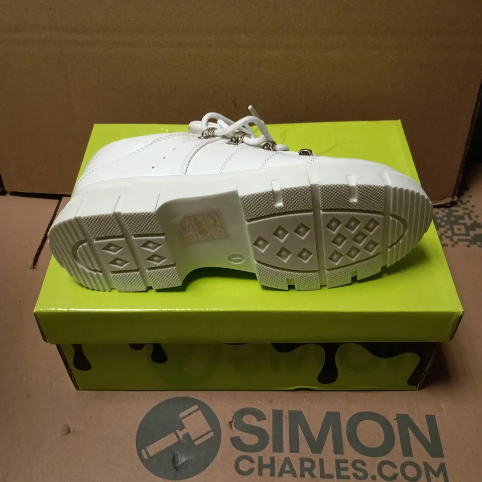 BOXED PAIR OF KOI KIDS LIL RIMO CORE WHITE TRAINERS - UK KIDS 1