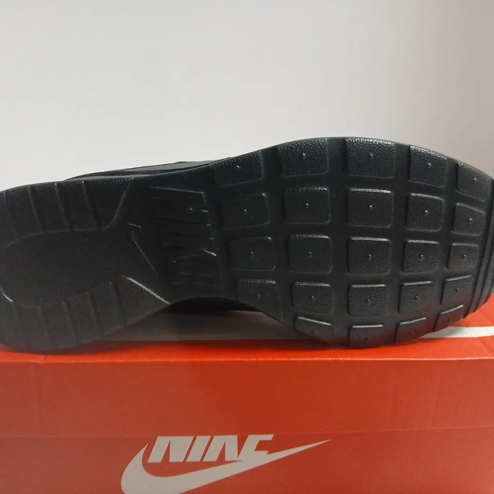 BOXED PAIR OF NIKE TANJUN RUNNING SHOES – UK SIZE 7