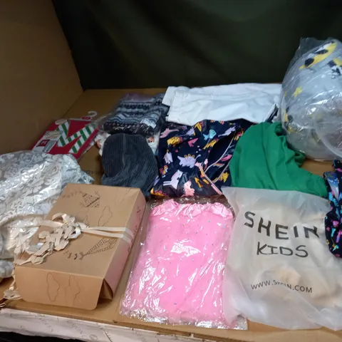 LOT OF APPROX 20 ASSORTED KIDS CLOTHING ITEMS TO INCLDE BABY GROWS, T-SHIRTS AND COATS