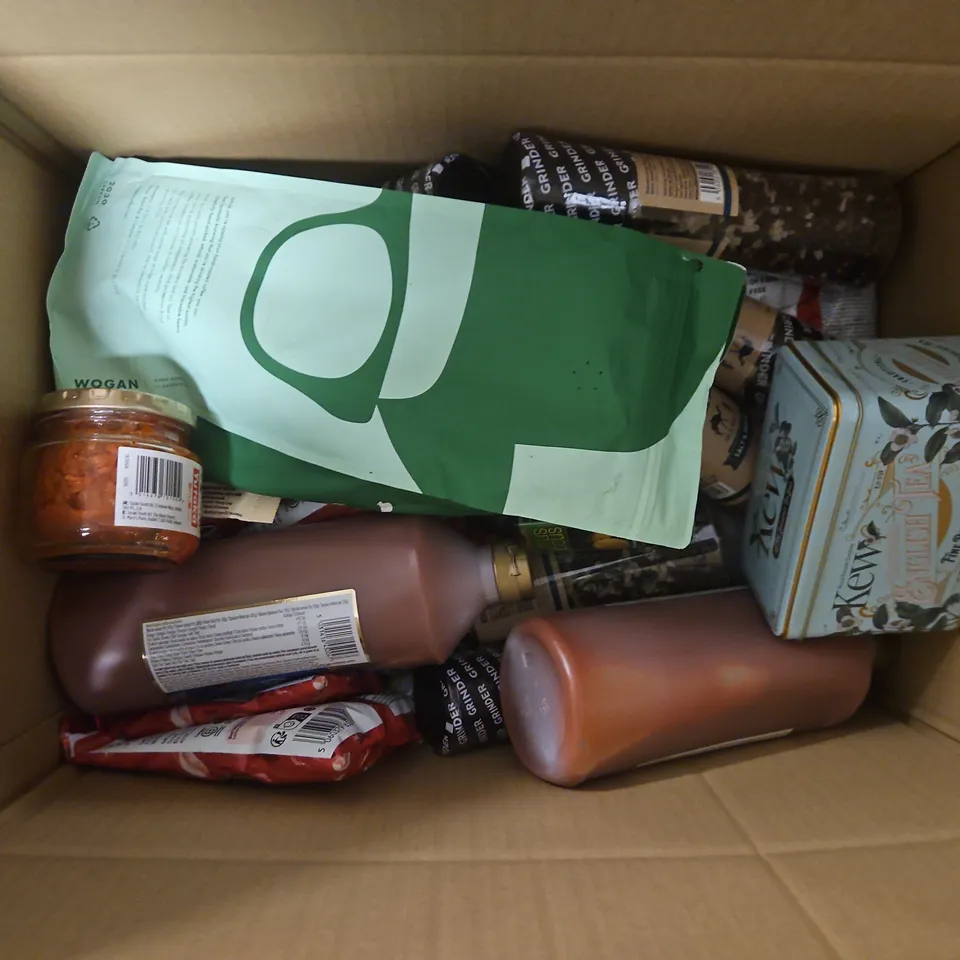 APPROXIMATELY 20 ASSORTED FOOD & DRINK ITEMS TO INCLUDE SEAWEED CRISPS, CHILL & GARLIC SAUCE, SILK ROUTE SALT & PEPPER , ETC - COLLECTION ONLY