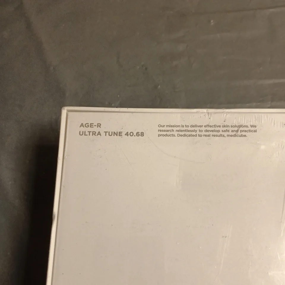 MEDICUBE AGE-R ULTRA TUNE 40.68 FACIAL MASSAGER BOXED, SEALED