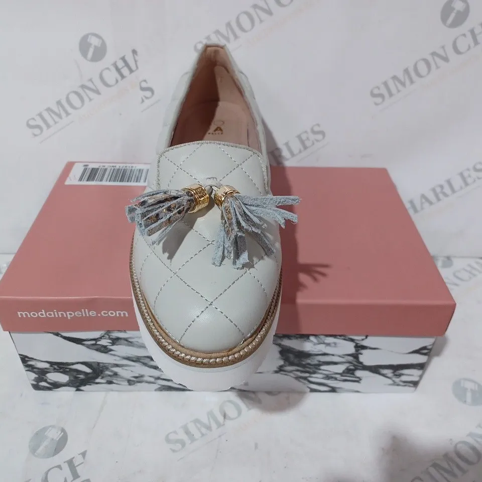 BOXED PAIR OF MODA IN PELLE ETEENA QUILTED LEATHER LOAFERS IN OFF WHITE SIZE 7
