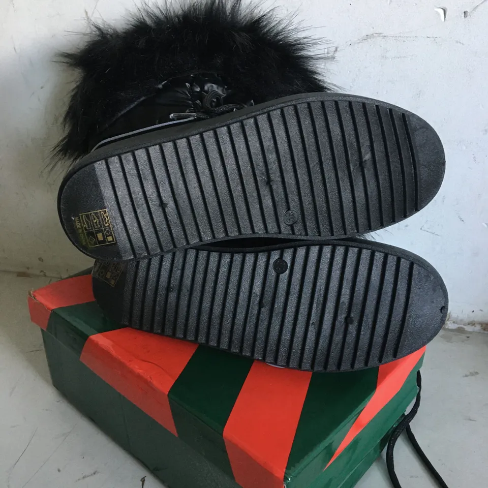 BOXED PAIR OF SIZE 39 MSMG BLACK FOOTWEAR