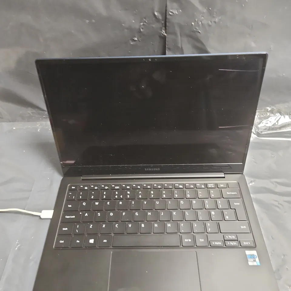 SAMSUNG LAPTOP – BLUE CHASSIS - MODEL NO NP935XDB