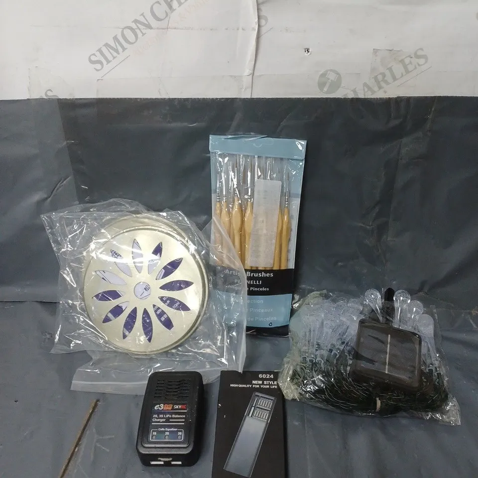 BOX OF APPROXIMATELY 20 ASSORTED HOUSEHOLD ITEMS TO INCLUDE ARTIST PAINTBRUSHES, CHARGER AND SOLAR LIGHTS