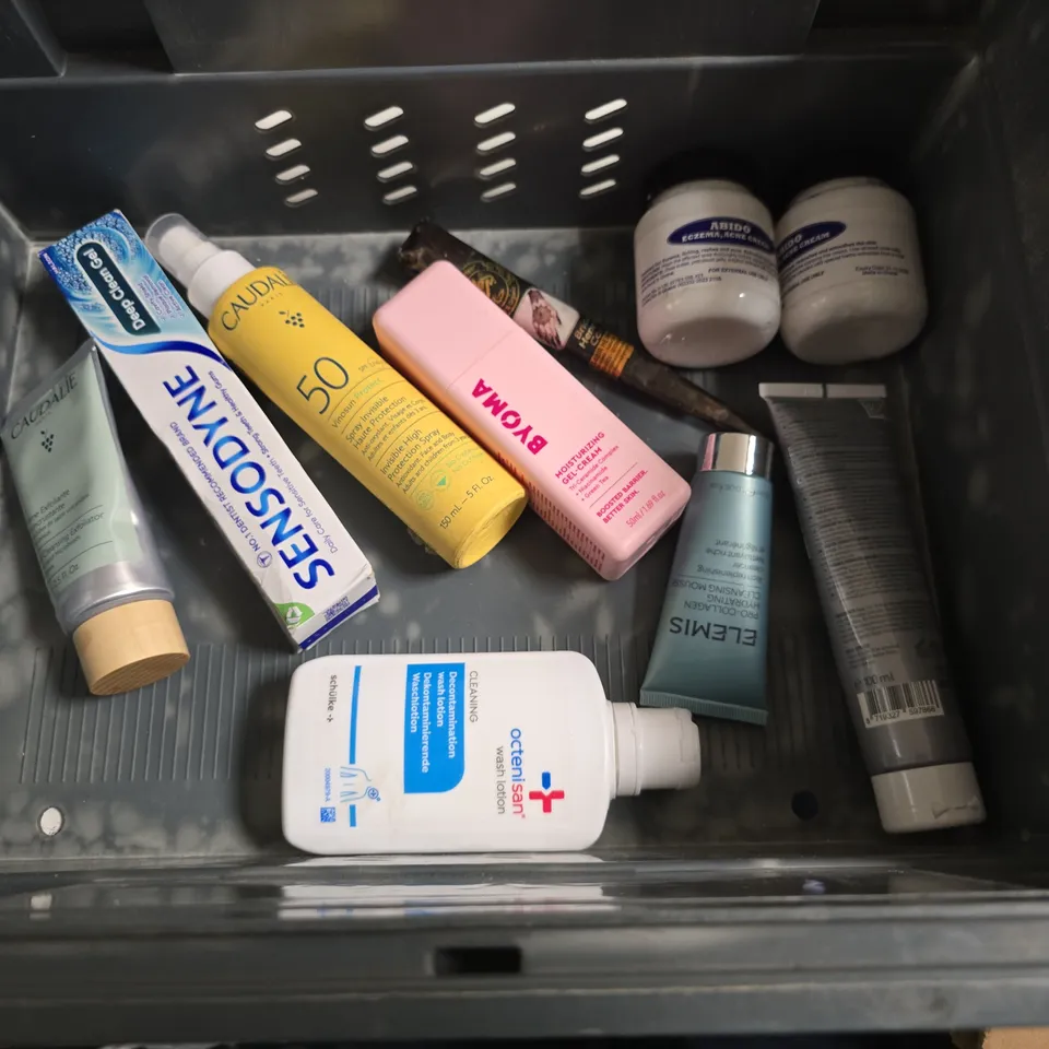 LOT OF APPROXIMATELY 20 ASSORTED HEALTH AND BEAUTY ITEMS TO INCLUDE CARBOLIC SOAP, CAREX HANDWASH AND PRA NATURALS BODY SCRUB
