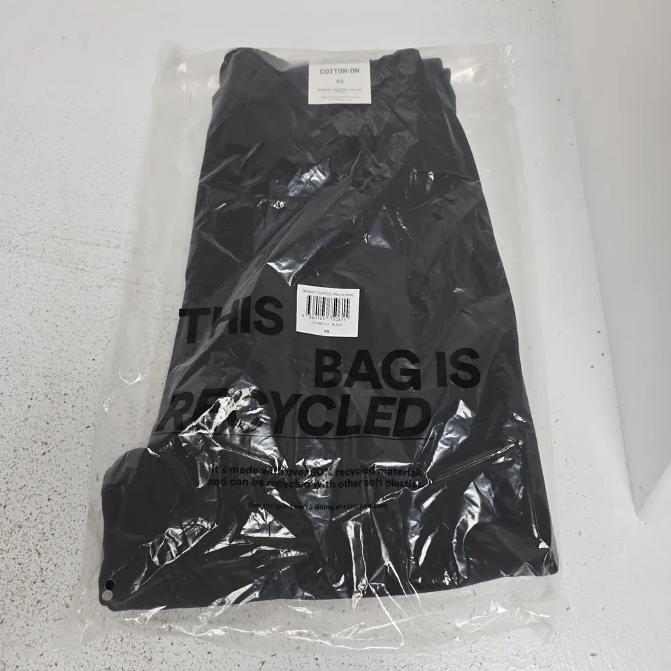 APPROXIMATELY 7 BAGGED BAGGY CUFFED TRACK PANTS IN BLACK - XS
