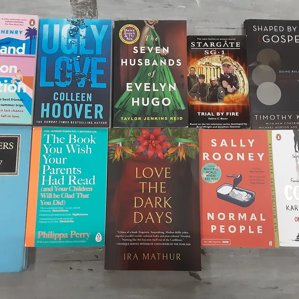 CAGE OF ASSORTED BOOKS TO INCLUDE TITLES BY SALLY ROONEY, COLLEEN HOOVER, NEIL GAIMAN, TAYLOR JENKINS REID, KAREN M. MCMANUS, EMILY HENRY