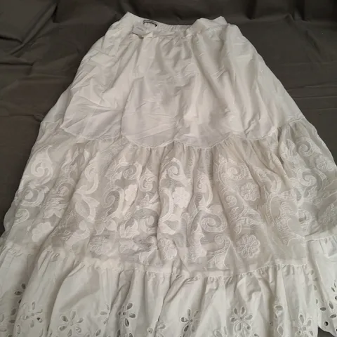 ABERCROMBIE AND FITCH MEDIUM TALL WHITE MAXI SKIRT