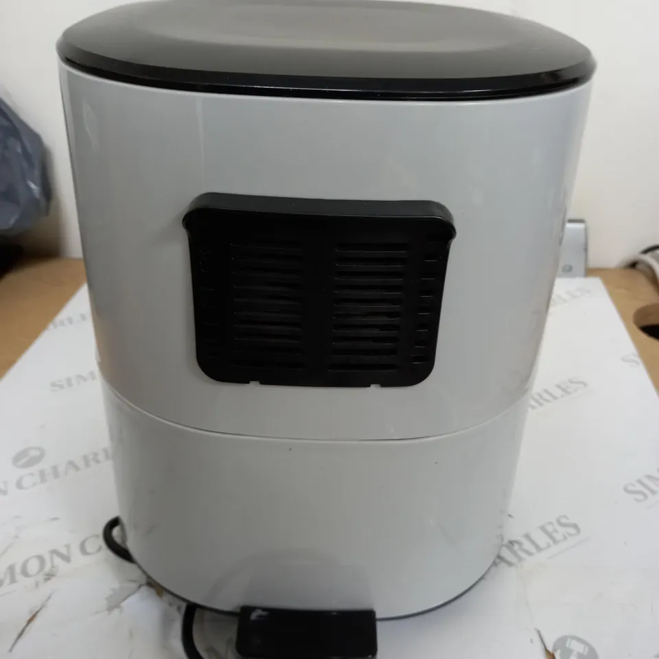 COOK'S ESSENTIALS 5.8L AIR FRYER IN SLATE GREY - VISABLE DAMAGE 